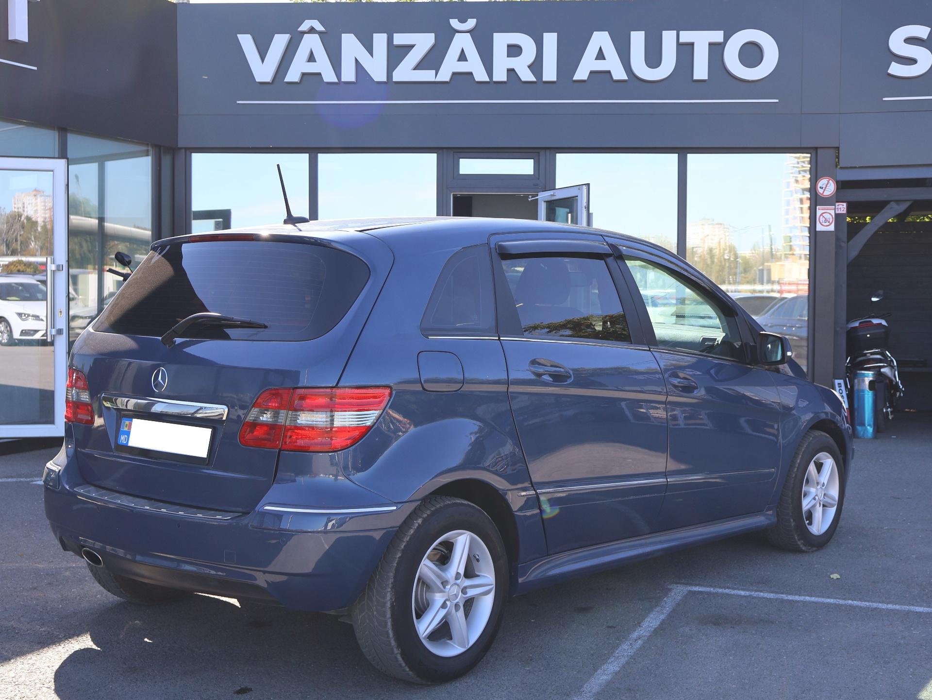 Mercedes-Benz B 180