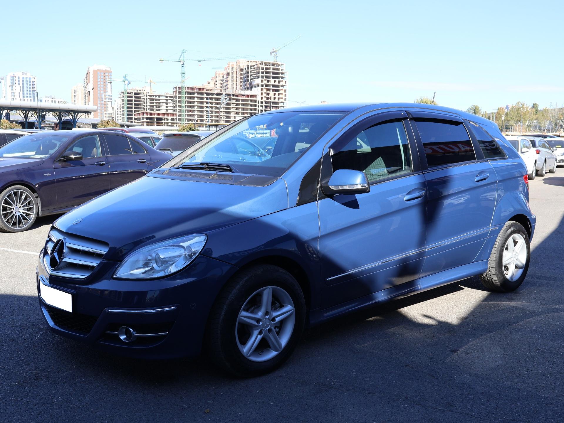 Mercedes-Benz B 180