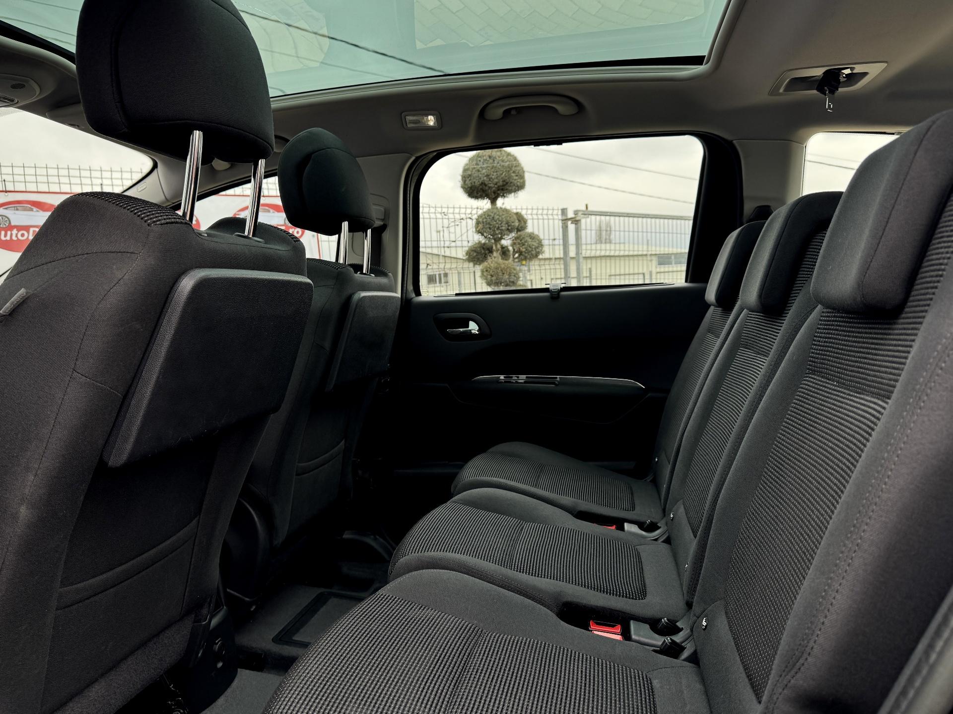 Peugeot-5008