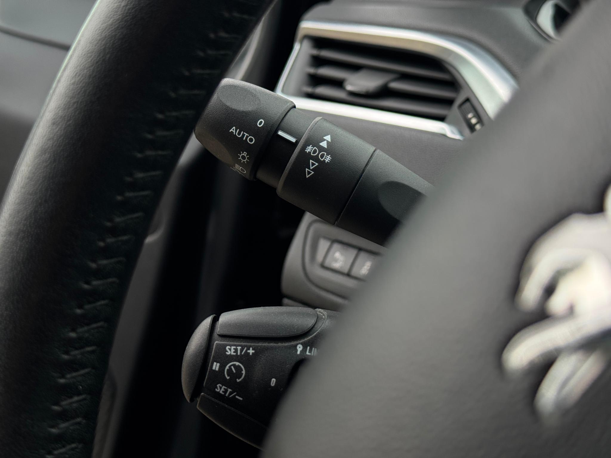 Peugeot-208