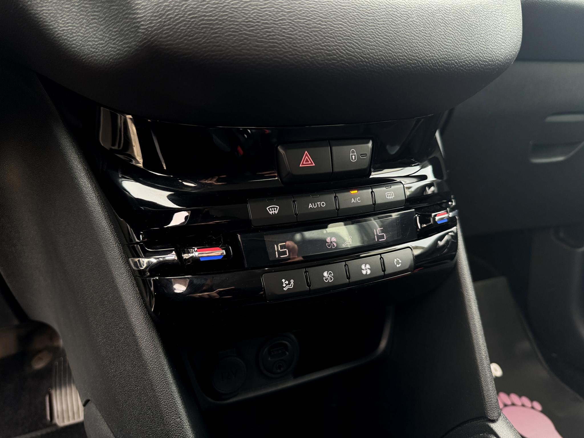 Peugeot-208
