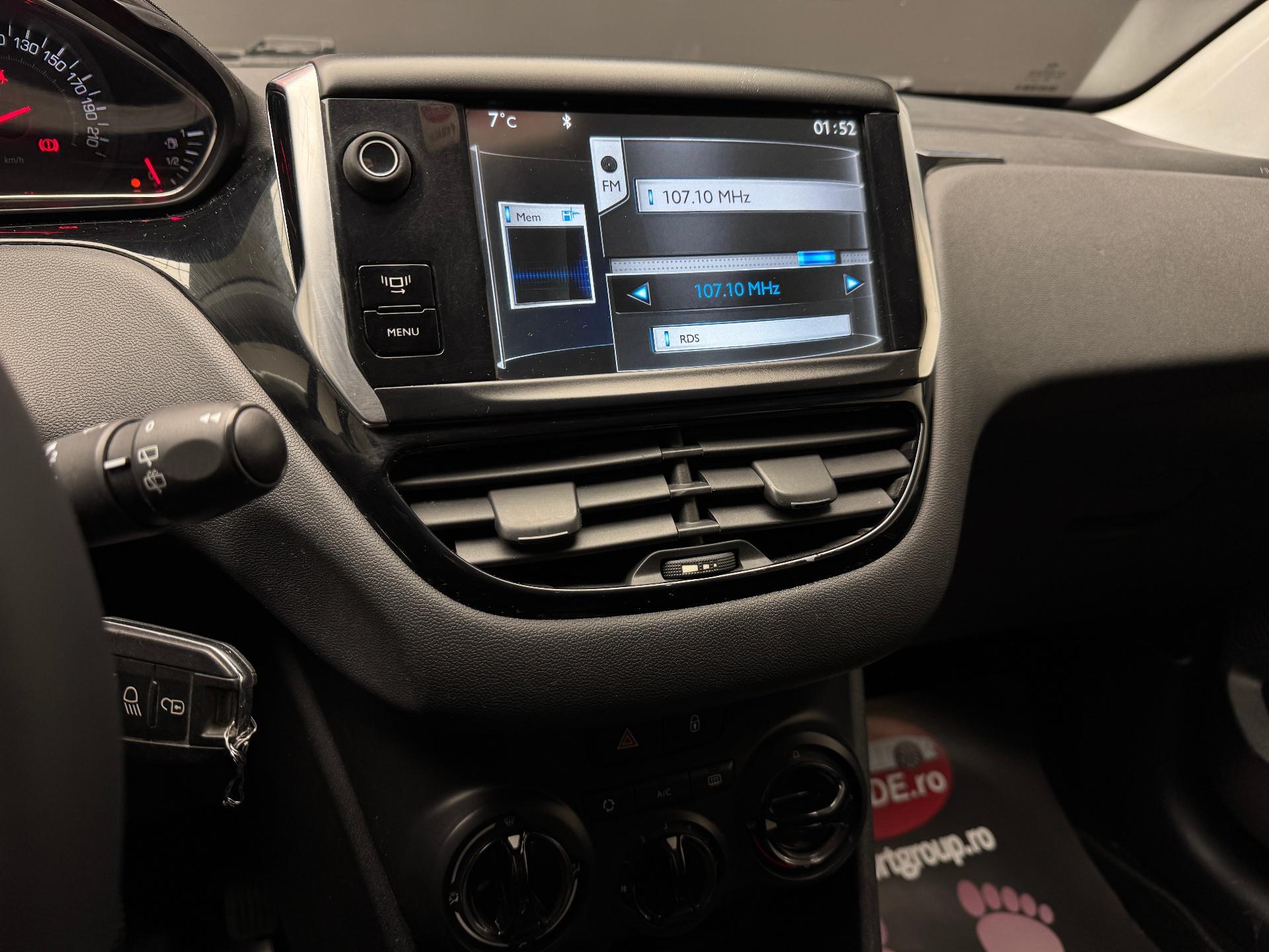 Peugeot-208