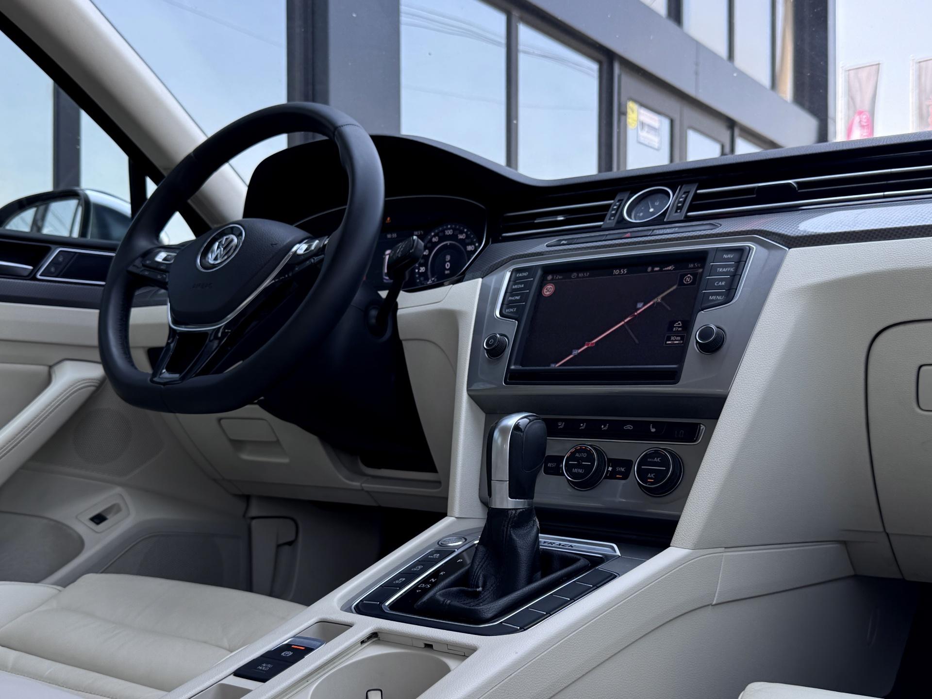 Volkswagen-Passat Alltrack