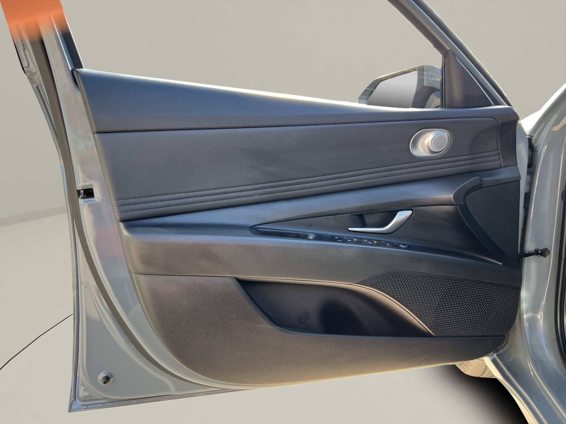 Hyundai Elantra 2022 - imagine 18