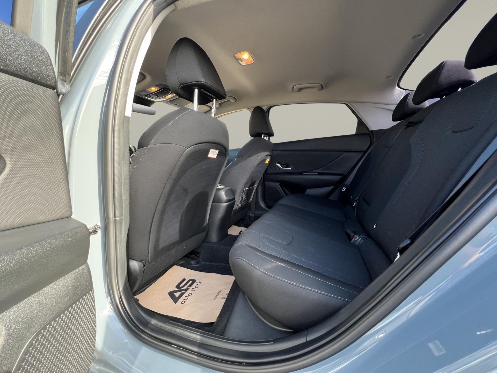 Hyundai Elantra 2022 - imagine 17