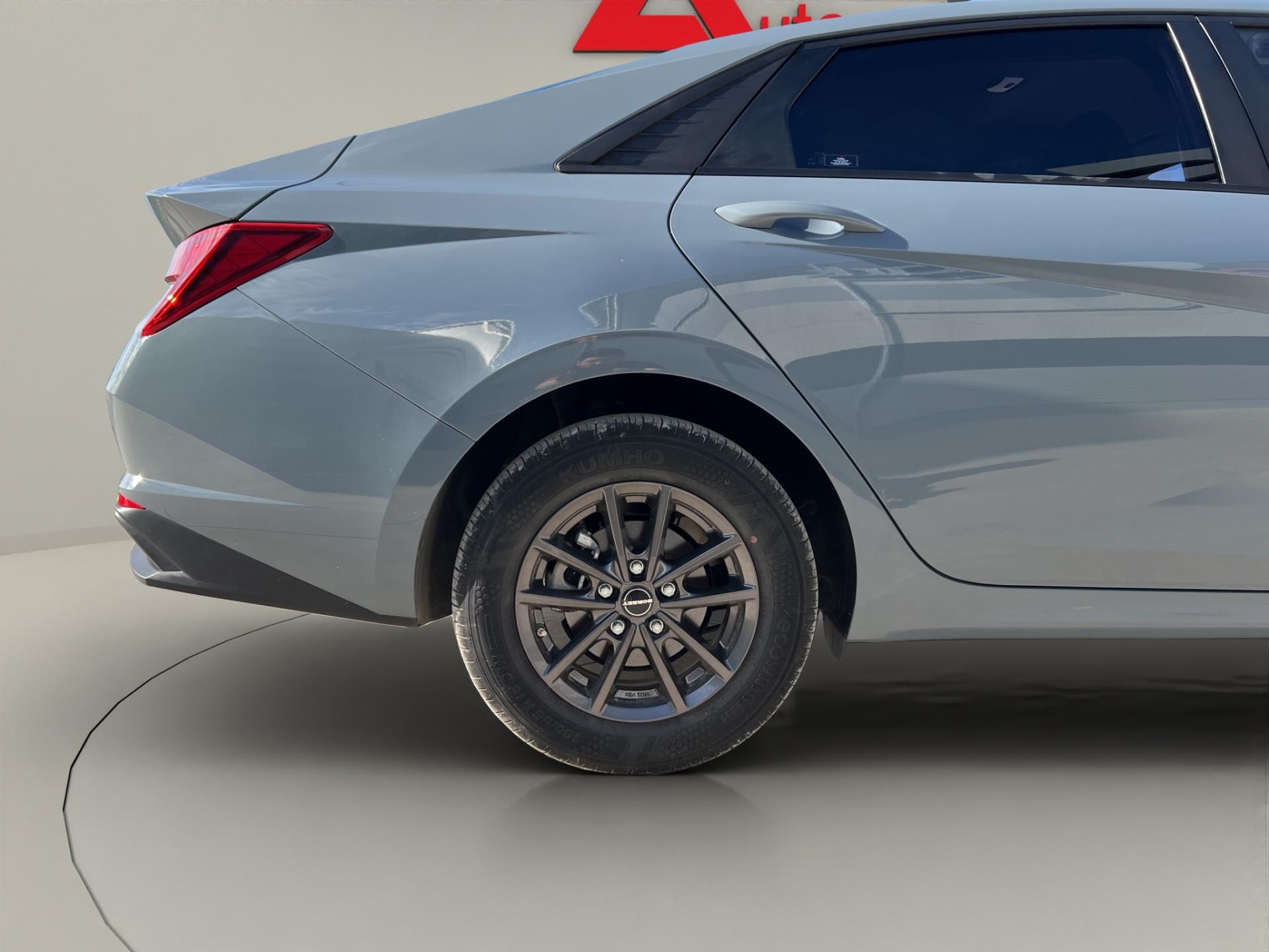 Hyundai Elantra 2022 - imagine 35