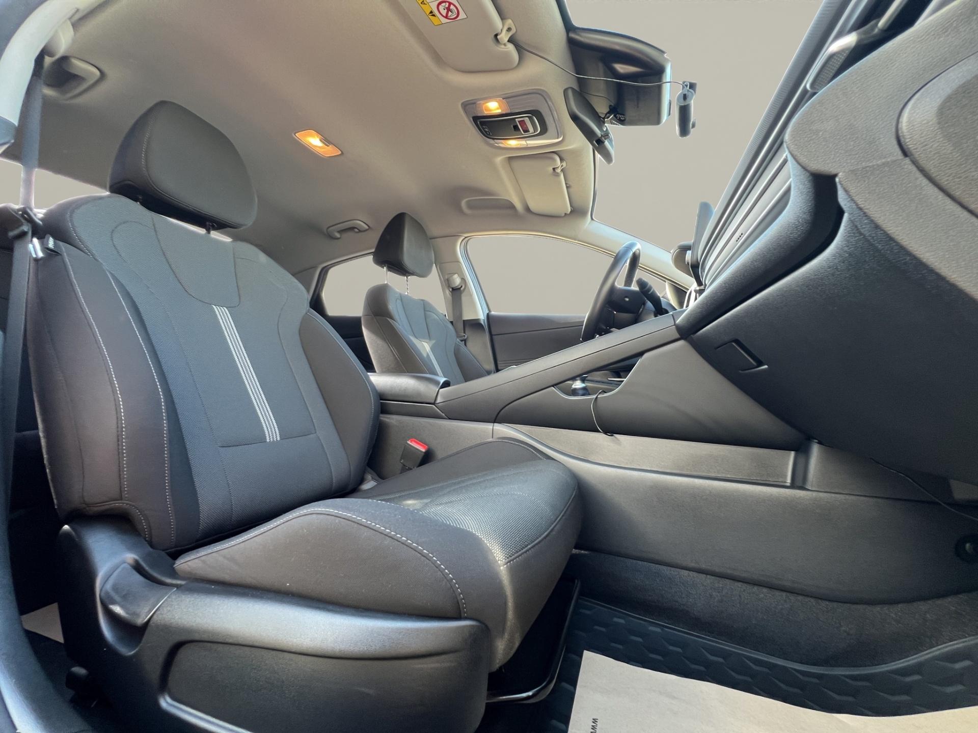 Hyundai Elantra 2022 - imagine 22